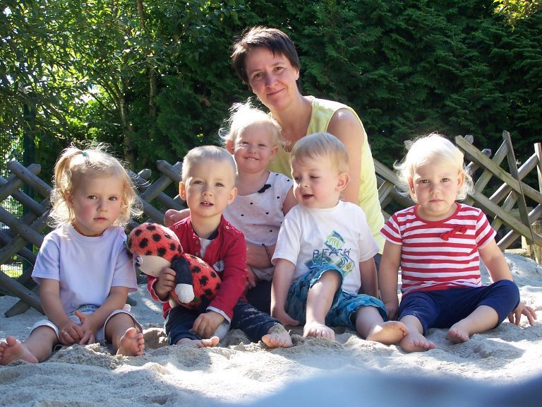 Tagesmutti Sylvia mit Kindern in ihrer Kindertagespflege
